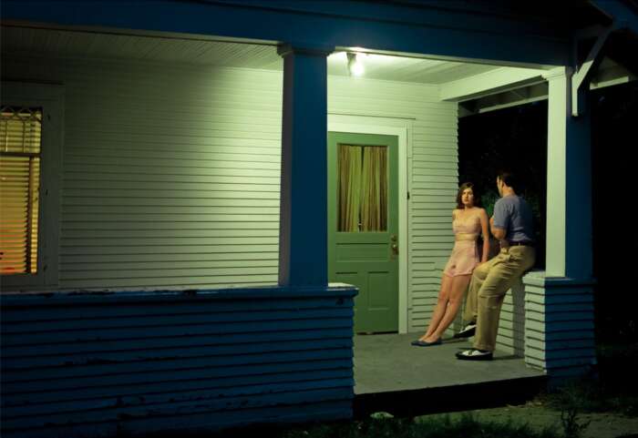 Ein Mann und eine Frau stehen auf einer Veranda