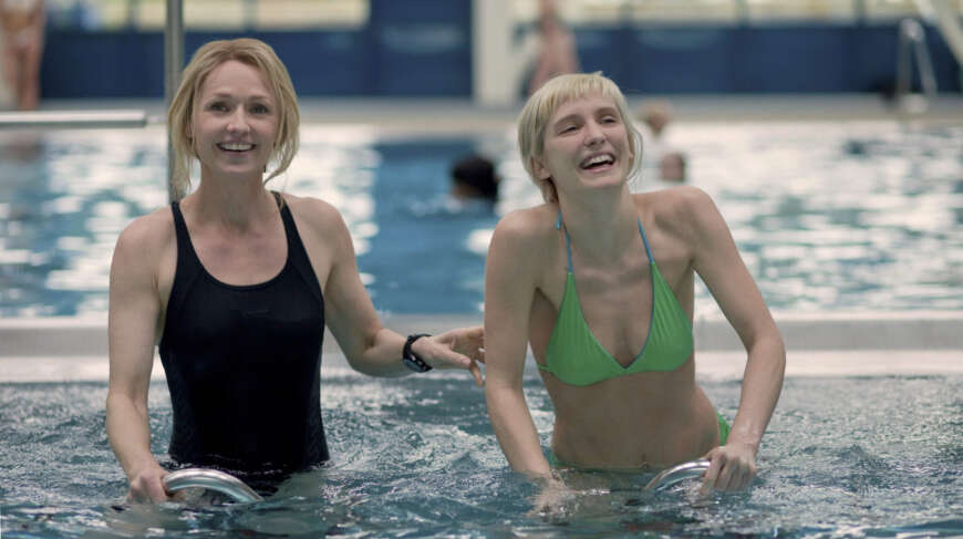 „Melodys Baby“: Emily (Rachael Blake, l) und Melody (Lucie Debay) im Schwimmbad.