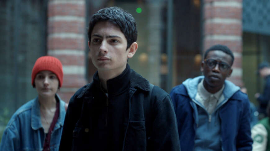 Lucas „Lux“ (Théo Fernandez, Mitte) wird von Hackangriffen geplagt.