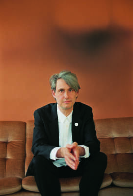 Portraitfoto Dirk von Lowtzow, der mit seinem zweiten Buch „Ich tauche auf“ auf große Lesereise geht