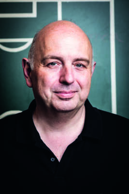Portraitfoto Frank Goosen, der mit seinem neuen Roman „Spiel ab!“ auf große Lesereise geht