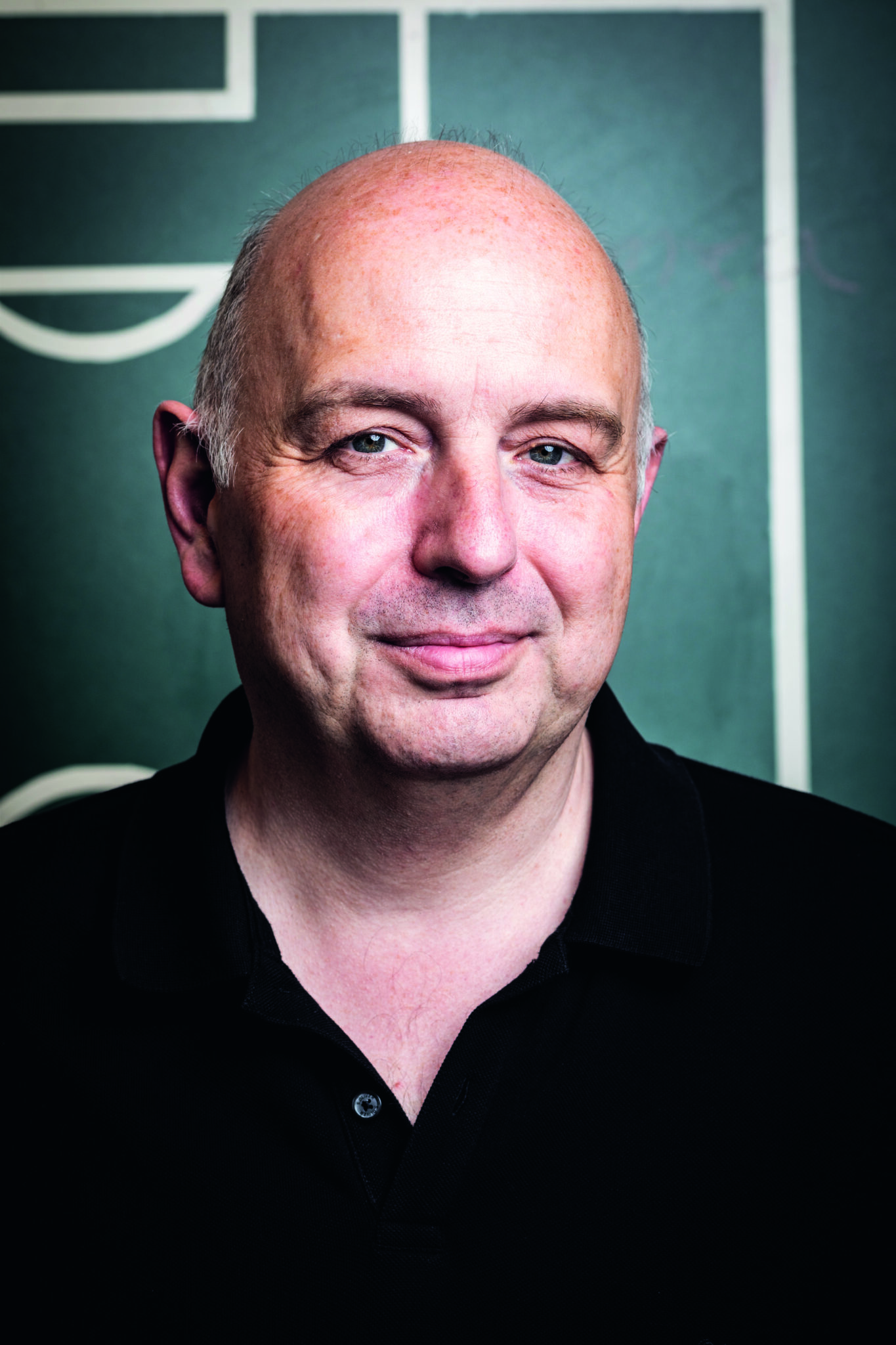 Portraitfoto Frank Goosen, der mit seinem neuen Roman „Spiel ab!“ auf große Lesereise geht