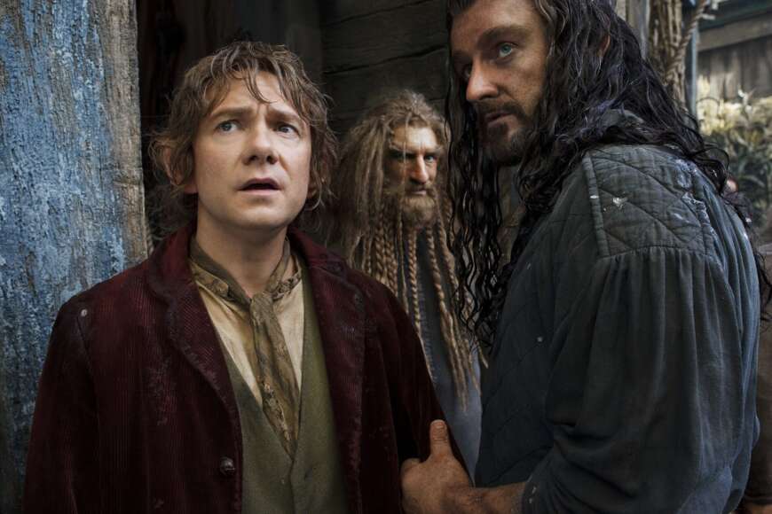 Still aus „Der Hobbit – Smaugs Einöde“: Bildo (Martin Freeman) und Thorin (Richard Armitage) schauen besorgt.
