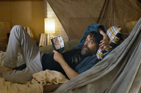 Patrick (Mathieu Demy) wohnt nicht mehr im Schlafzimmer, seitdem seine Frau weg ist.
