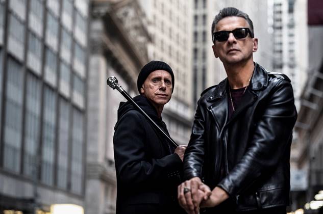 Dave Gahan und Martin Gore von Depeche Mode stehen zwischen den Hochhäusern.