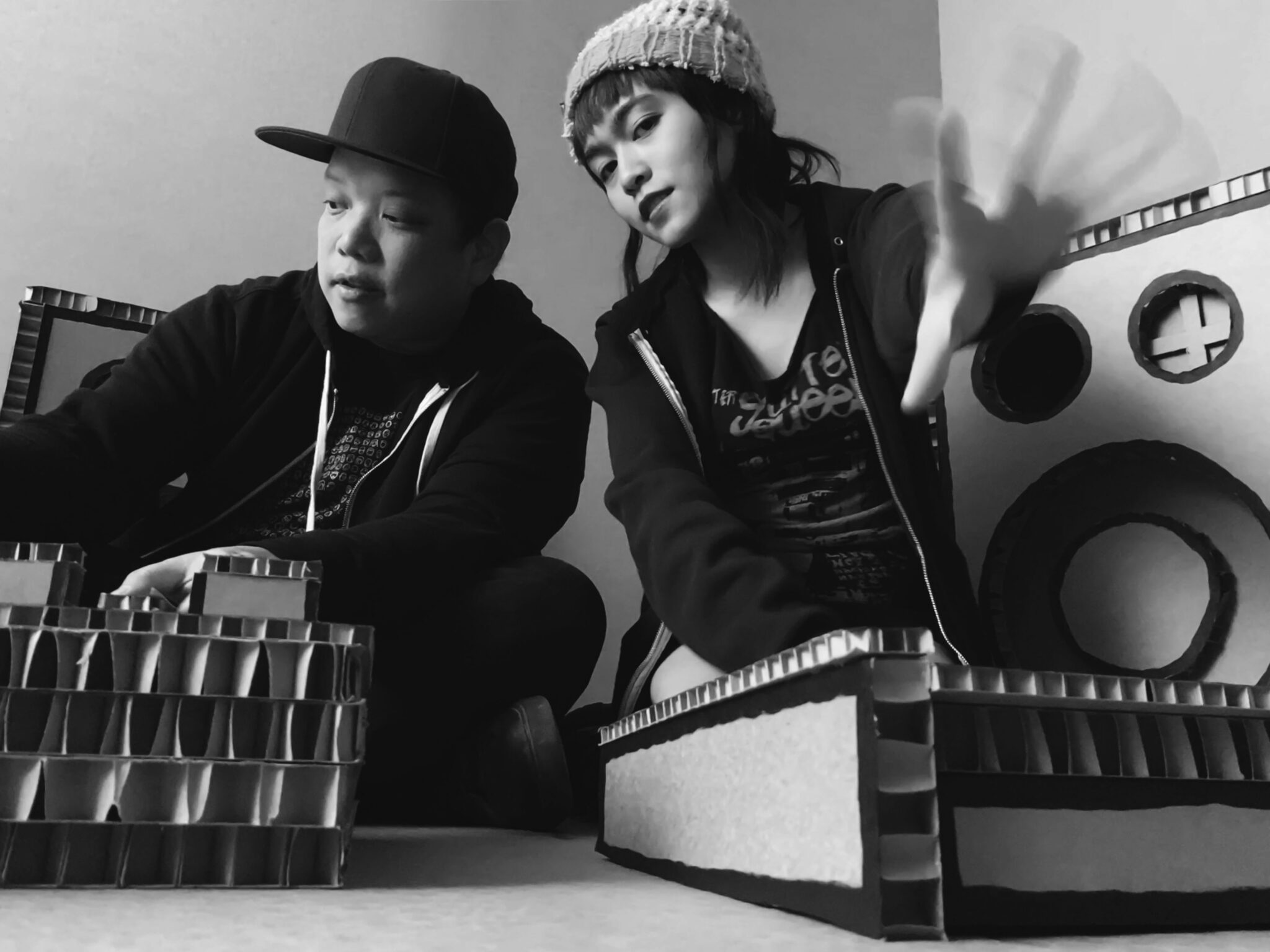 Kid Koala und Lealani sitzen auf dem Boden.