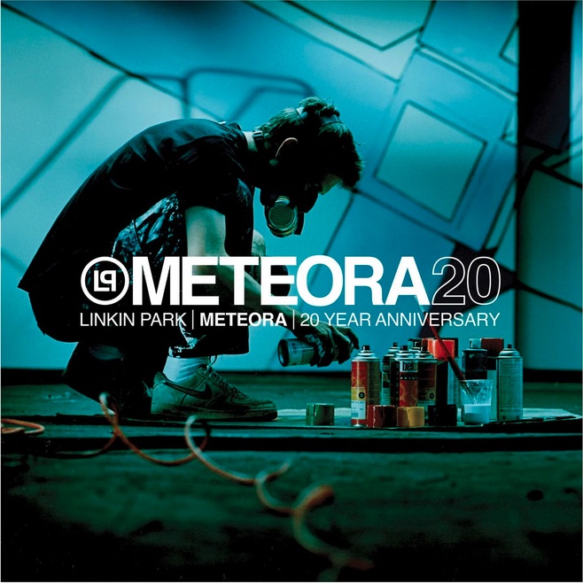 Das Albumcover zu „Meteora (20th Anniversary Edition)“ zeigt eine Person, die sich mit Maske über Spraydosen beugt.