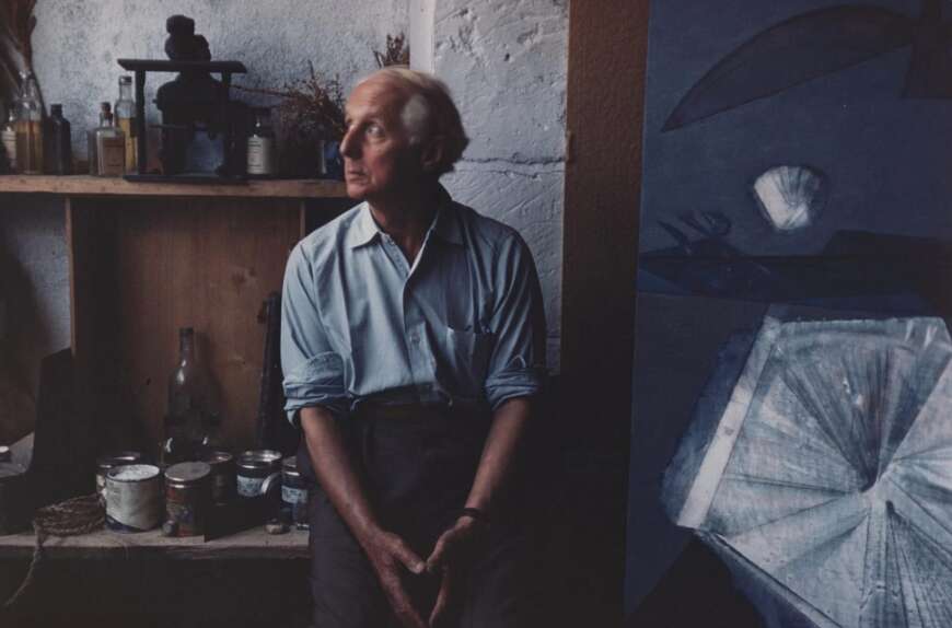 Max Ernst in seinem Atelier