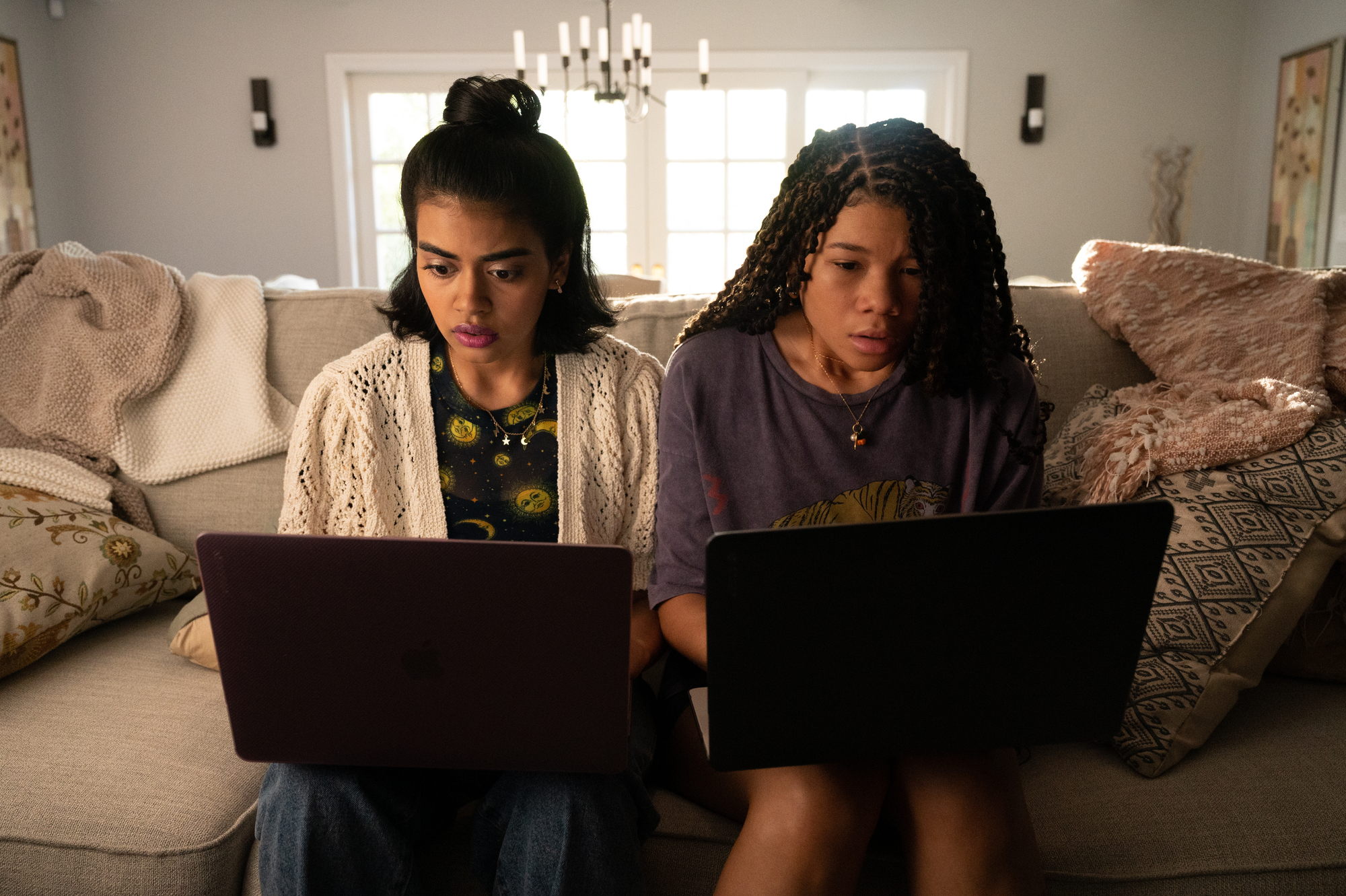 Storm Reid (rechts) und Megan Sure in „Missing“