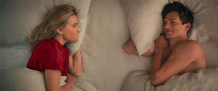 Reese Witherspoon und Ashton Kutcher liegen im Bett.