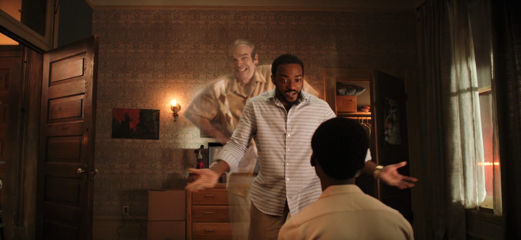 David Harbour (hinten) und Antony Mackie in „We have a Ghost“