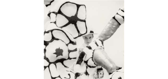 Niki de Saint Phalle mit einer Nana