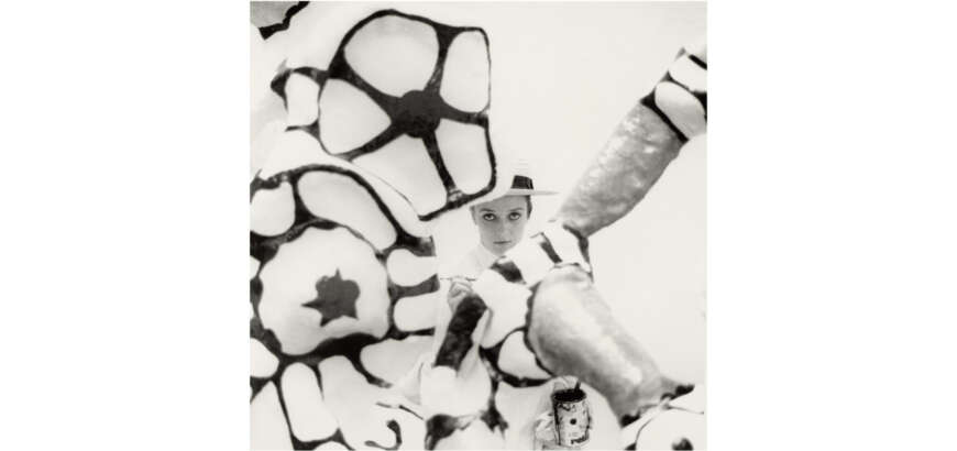 Niki de Saint Phalle mit einer Nana