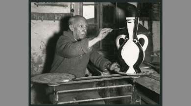 Pabo Picasso paints a vase