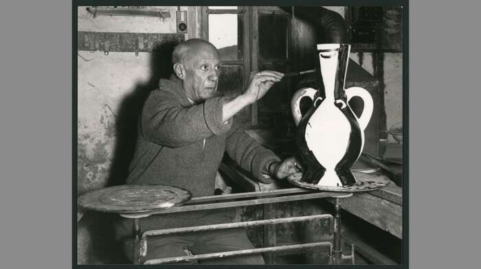 Pabo Picasso bemalt eine Vase