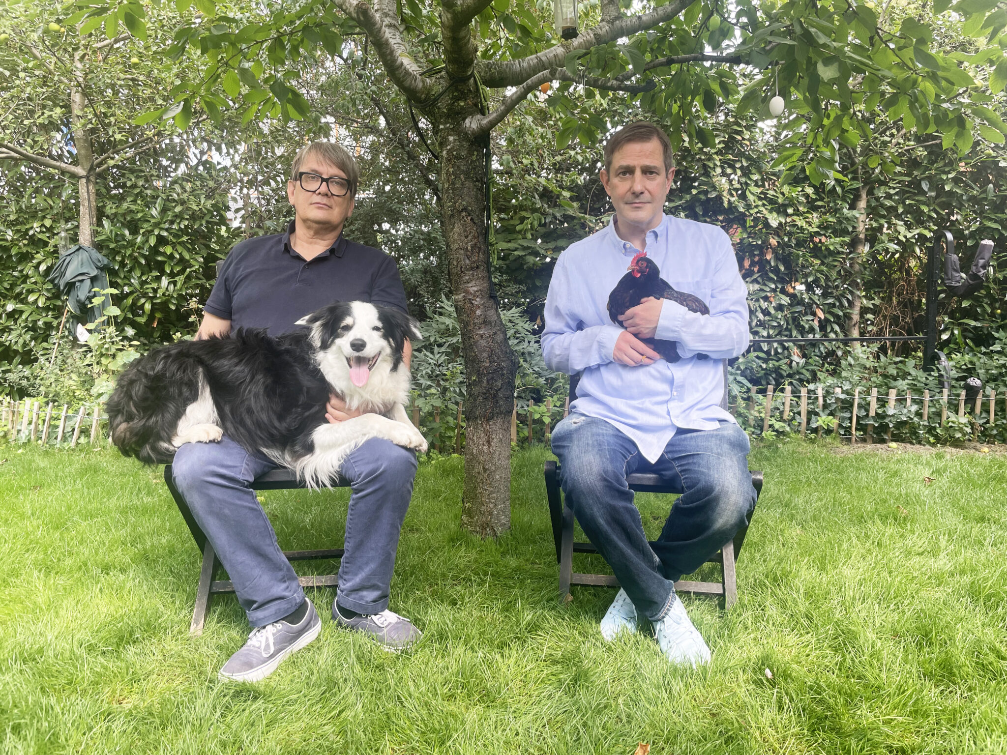 Portraitfoto Andreas Dorau und Sven Regener, die mit „Die Frau mit dem Arm“ auf gemeinsame Lesereise gehen