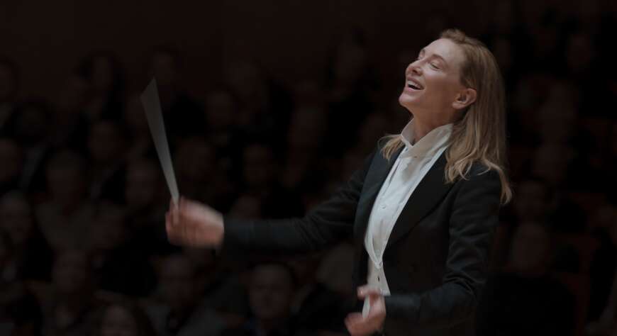 Cate Blanchett als Dirigentin Lydia Tár am Pult
