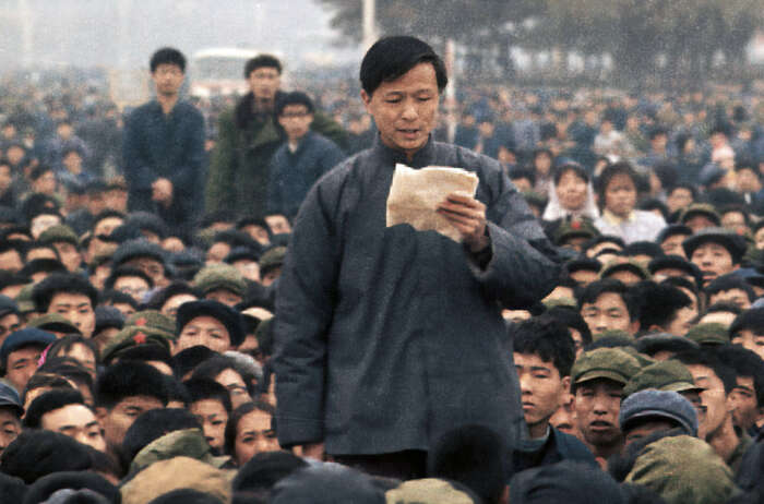 Still aus „Chinas Straflager“: Tian'anmen-Platz 1976: Die Feierlichkeiten zu Ehren von Zhou Enlai werden innerhalb weniger Stunden zu einem Protest gegen Diktator Mao.
