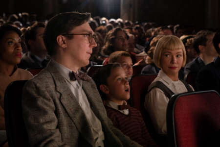 Sammy Fabelmann sitzt zwischen seinen Eltern im Kino und sieht staunend auf die Leinwand.