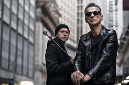 Depeche Mode Bandmitglieder Dave Gahan und Martin Gore stehen auf der Straße
