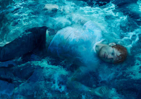 Ed Sheeran liegt im Wasser