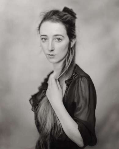 Portraitfoto Alice Winn, die mit „Durch das große Feuer“ ihren Debütroman veröffentlicht