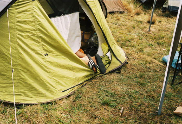 Immergut Festival: Badelatschen gucken aus einem Zelt hervor