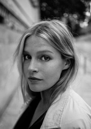 Portraitfoto Maddie Mortimer, die mit „Atlas unserer spektakulären Körper“ ihren Debütroman veröffentlicht