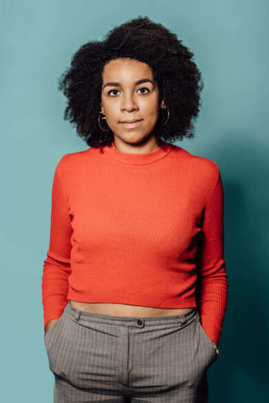 Portraitfoto Simone Atangana Bekono, die mit „Salomés Zorn“ ihren Debütroman veröffentlicht hat