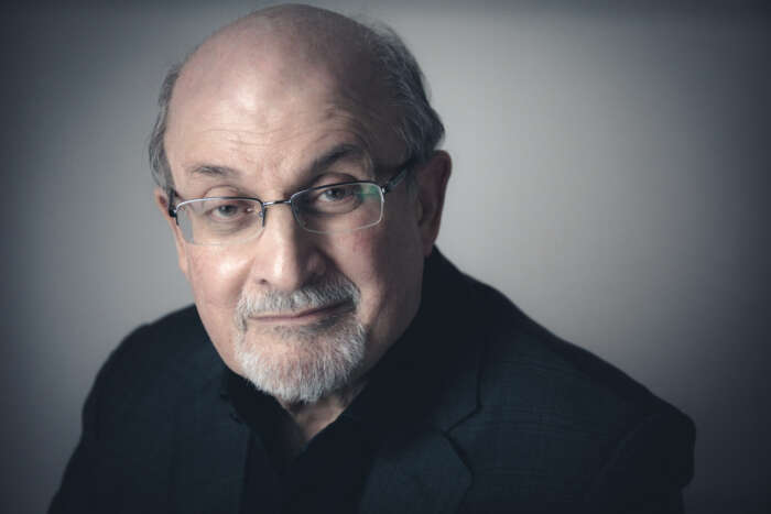 Portraitfoto Salman Rushdie, der kurz vor dem Erscheinen seines neuen Romans „Victory City“ in Lübeck mit einem Abend geehrt wird