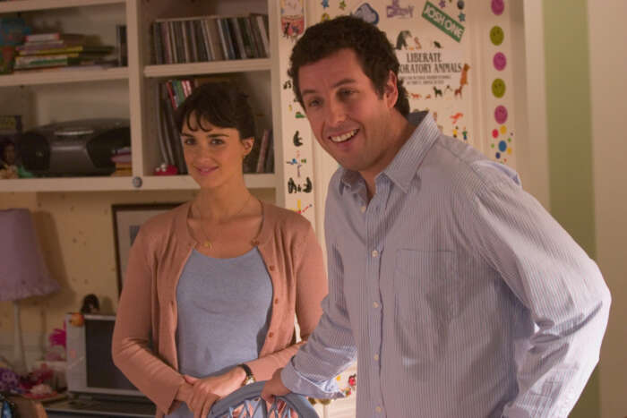 "Spanglish": John Clasky (Adam Sandler) steht lächelnd neben Flor Moreno (Paz Vega) in einem Kinderzimmer.