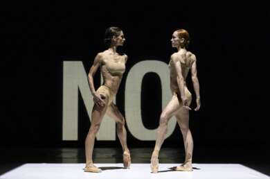 Zwei Ballett-Tänzerinnen auf der Bühne