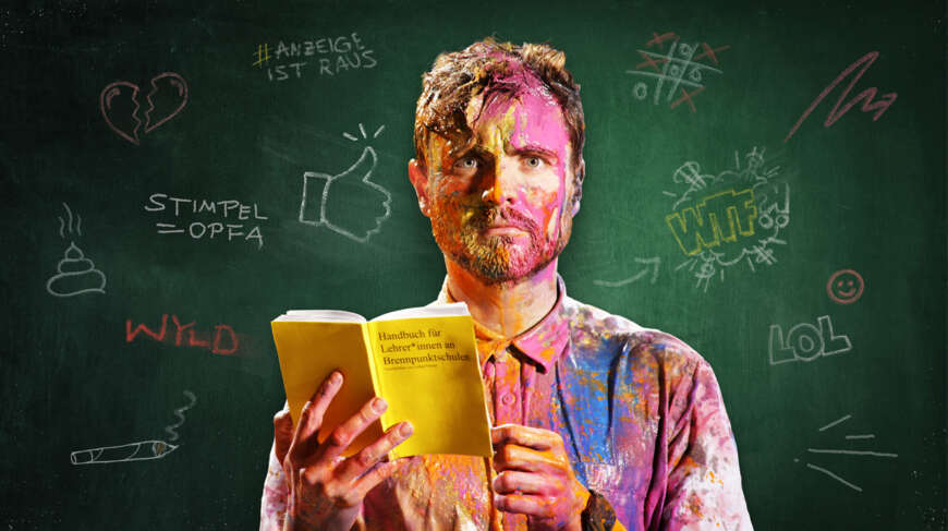 Der Alman in Lehrergestalt ist zurück: In der ARD-Mediathek sind acht neue Folgen der SWR Comedyserie „Almania“ mit Comedian und Schauspieler Phil Laude zu sehen.