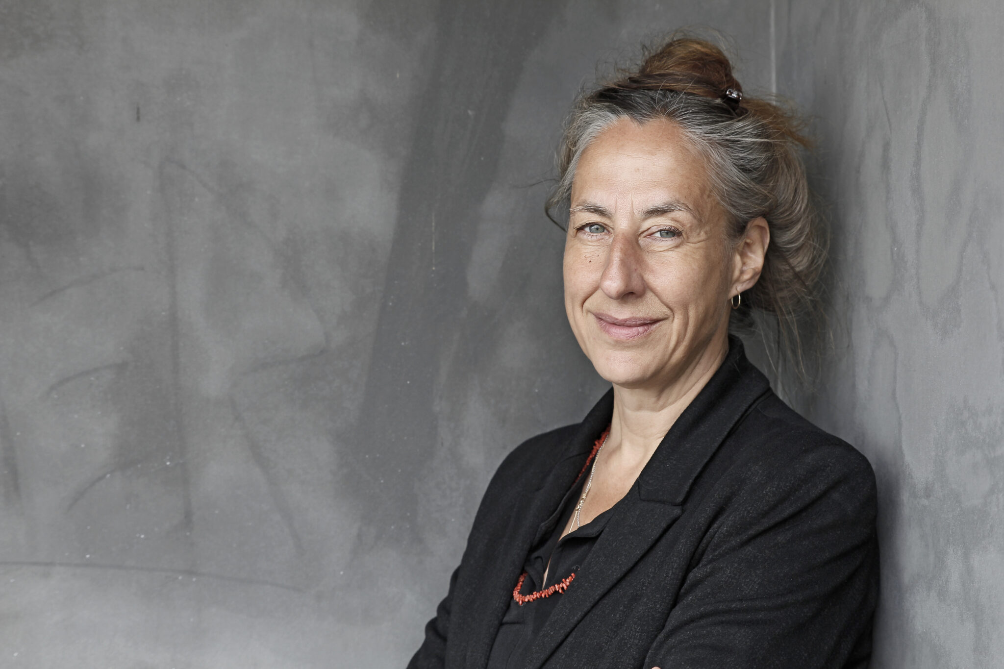 Portraitfoto Judith Hermann, die mit ihrem aktuellen Buch „Wir hätten uns alles gesagt“ auf Lesereise geht.