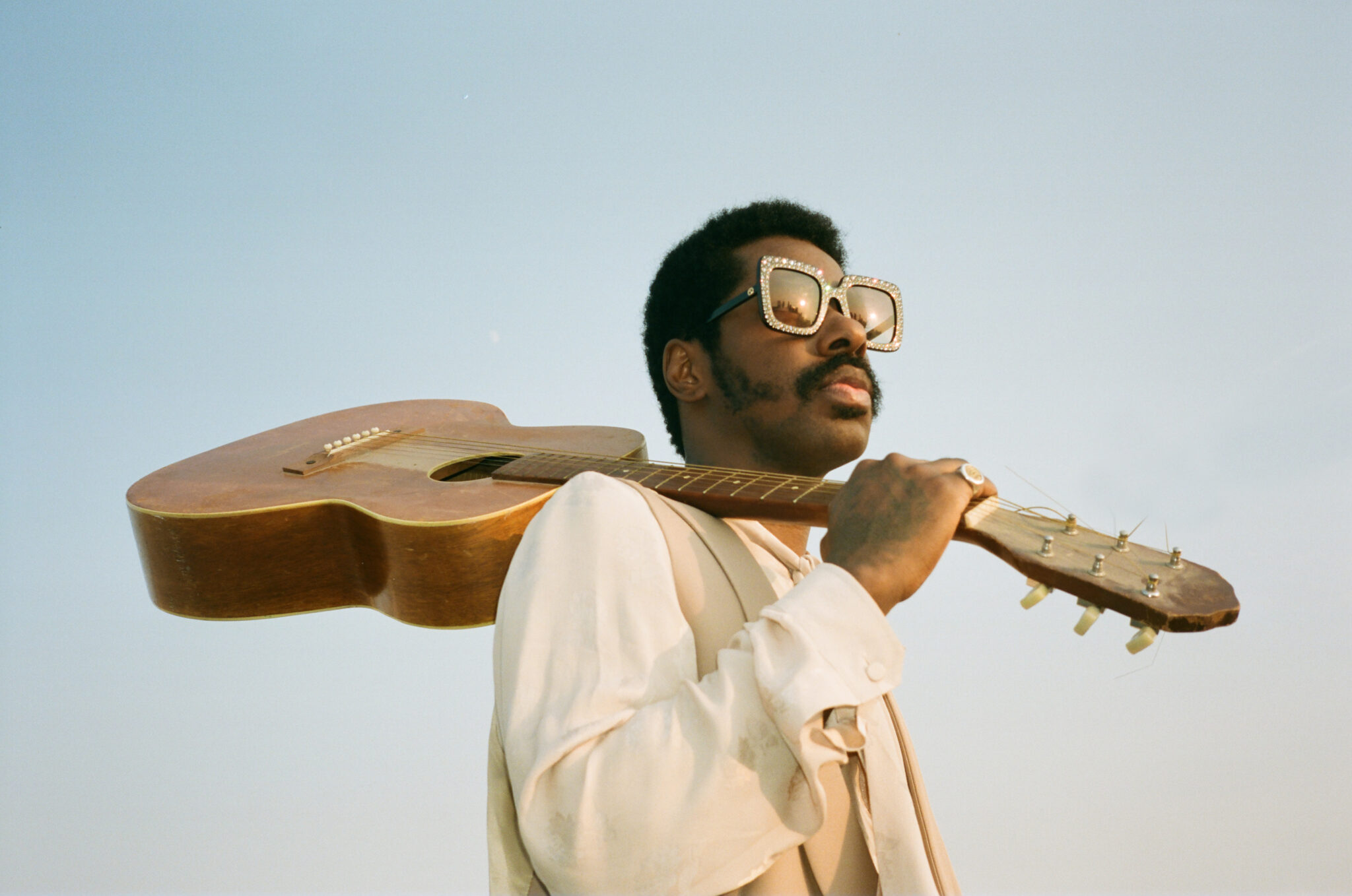 Er stand schon mit den ganz großen Stars auf der Bühne – nun geht Curtis Harding auf seine eigene Deutschland-Tour.