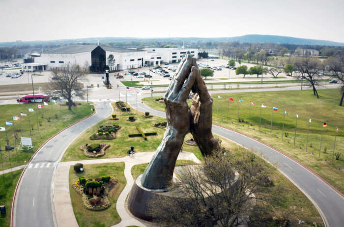 Still aus „Evangelikale – Mit Gott an die Macht: Der große Kreuzzug“: Die „Praying Hands“-Statue in Tulsa,Oklahoma
