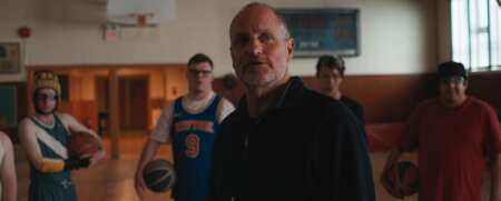 Ein Mann steht vor einer Gruppe Basketballspieler