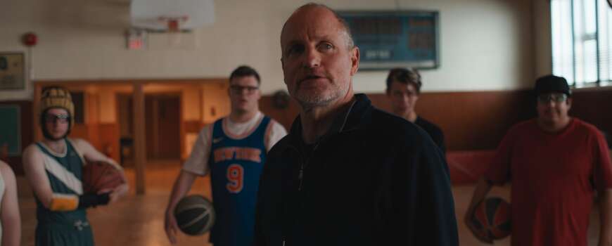 Ein Mann steht vor einer Gruppe Basketballspieler