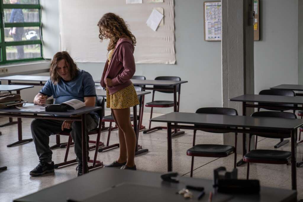 Merle (Josephine Thiesen) hilft Dennis (Anton Dreger) bei einer Hausaufgabe in der Jugendhilfe.
