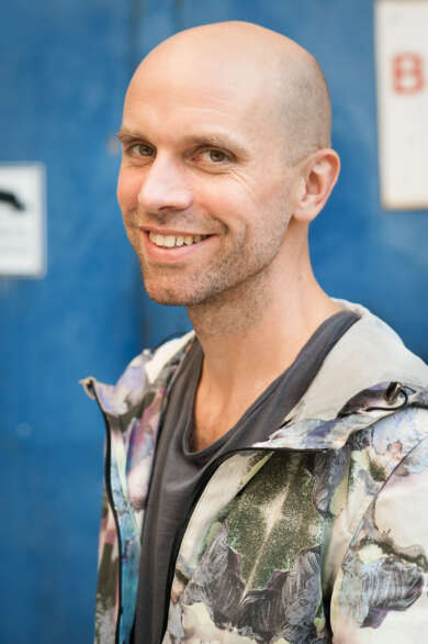 Portraitfoto Paul Brodowsky, der mit „Väter“ seinen Debütroman vorlegt