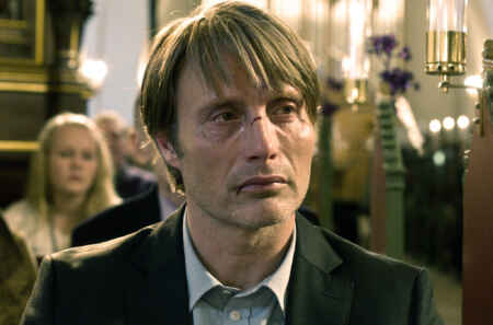Still aus „Die Jagd“: Lucas (Mads Mikkelsen) mit Schnitten im Gesicht und Tränen in den Augen.