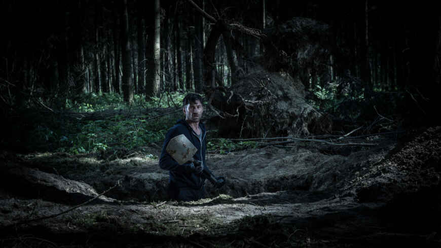 "Ein verhängnisvoller Plan": in einem nächtlichen Wald steht Kommissar Jan Brenner (Benjamin Sadler) mit der Schaufel in der Hand in einer von ihm ausgehobenen Grube.