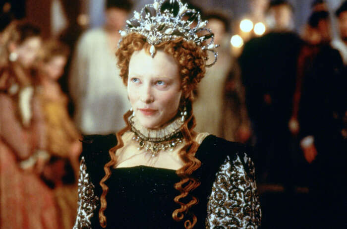 Cate Blanchett im Kostüm als Elizabeth in „Elizabeth“