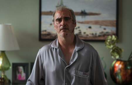 Joaquin Phoenix in einem Schlafanzug