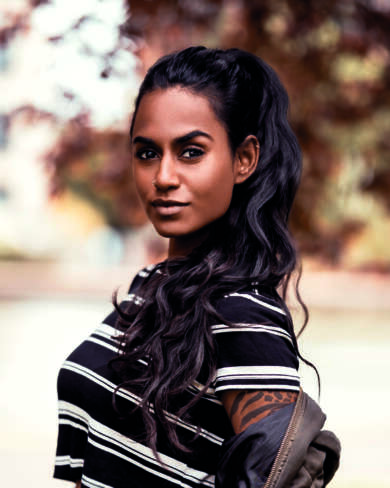 Portraitfoto Priya Guns, die mit „Dein Taxi ist da“ ihren Debütroman veröffentlicht
