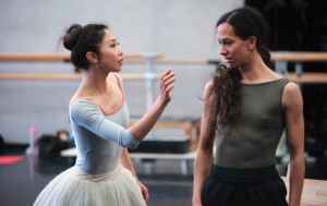 Zwei Balletttänzerinnen bei der Probe