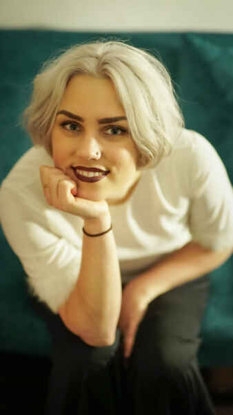 Portraitfoto Yara Rodrigues Fowler, die den Roman „Zwischen Himmel und Erde“ veröffentlicht