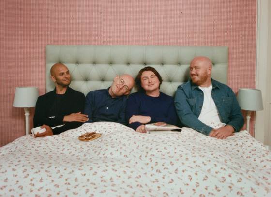Die Band Bombay Bicycle Club im Bett liegend, die mit dem vorab veröffentlichten Titelsong ihr neues Album „My big Day“ für Oktober 2023 ankündigen
