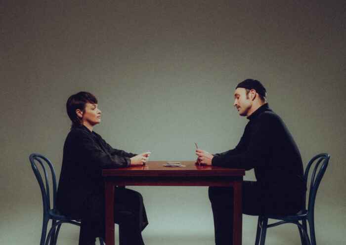 LOUKA: Lisa-Marie Neumann und Johann Seifert sitzen an einem Tisch.