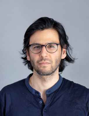 Portraitfoto Deniz Utlu, der bei den 47. Tagen der deutschsprachigen Literatur um den Bachmannpreis 23 konkurriert